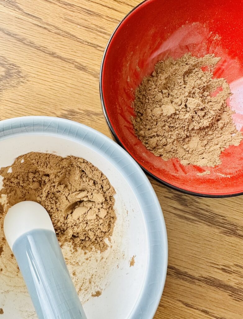 二つのお碗に粉末状の香原料が入っている様子