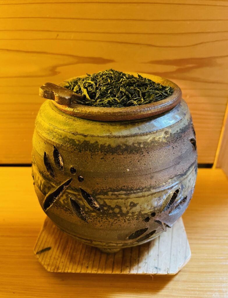 丸い陶磁器の上に茶葉が乗せられている茶香炉